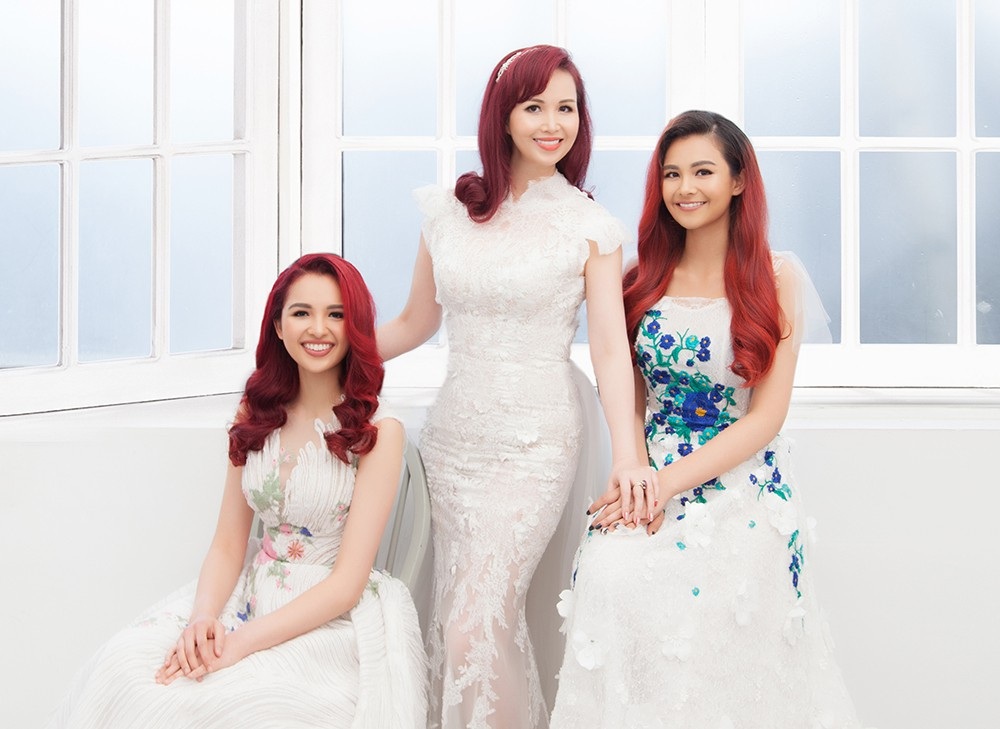 Hoa hậu Diệu Hoa chụp ảnh kỷ niệm 25 năm ngày cưới cùng gia đình - Ảnh 4. Hoa hậu Diệu Hoa chụp ảnh kỷ niệm 25 năm ngày cưới cùng gia đình - Ảnh 4.