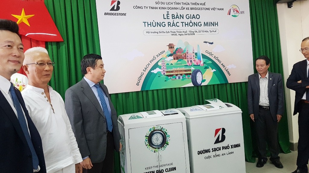 Huế tiếp nhận nhiều thùng rác thông minh biết nói cảm ơn - Ảnh 1. Huế tiếp nhận nhiều thùng rác thông minh biết nói cảm ơn - Ảnh 1.