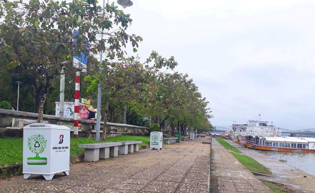 Huế tiếp nhận nhiều thùng rác thông minh biết nói cảm ơn - Ảnh 6. Huế tiếp nhận nhiều thùng rác thông minh biết nói cảm ơn - Ảnh 6.