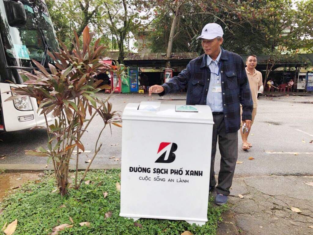 Huế tiếp nhận nhiều thùng rác thông minh biết nói cảm ơn - Ảnh 7. Huế tiếp nhận nhiều thùng rác thông minh biết nói cảm ơn - Ảnh 7.