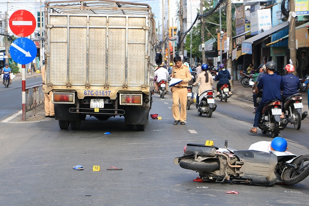 Xe máy va chạm xe tải, hai dì cháu thương vong - Ảnh 1.