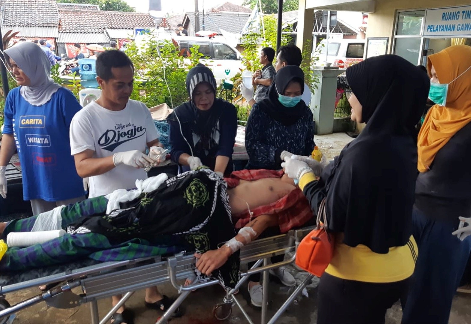 Nỗi đau bao trùm nơi sóng thần càn quét tại Indonesia - Ảnh 14. Nỗi đau bao trùm nơi sóng thần càn quét tại Indonesia - Ảnh 14.