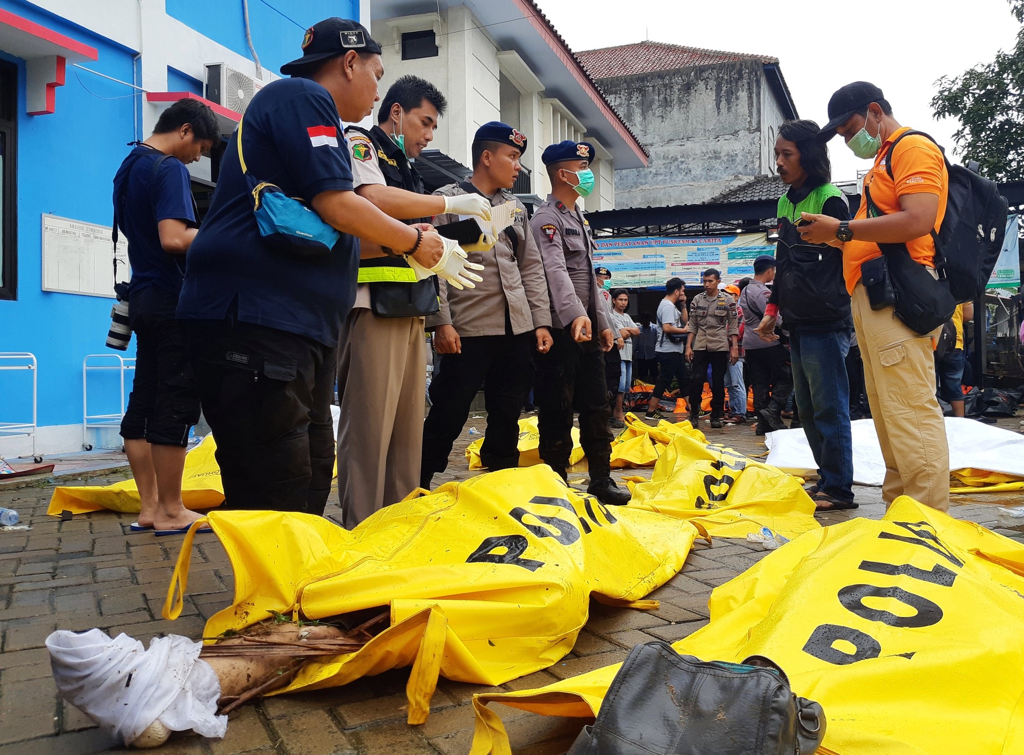 Nỗi đau bao trùm nơi sóng thần càn quét tại Indonesia - Ảnh 9. Nỗi đau bao trùm nơi sóng thần càn quét tại Indonesia - Ảnh 9.