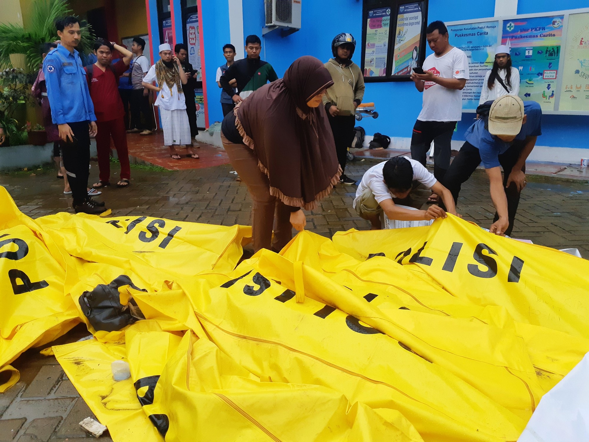 Nỗi đau bao trùm nơi sóng thần càn quét tại Indonesia - Ảnh 11. Nỗi đau bao trùm nơi sóng thần càn quét tại Indonesia - Ảnh 11.