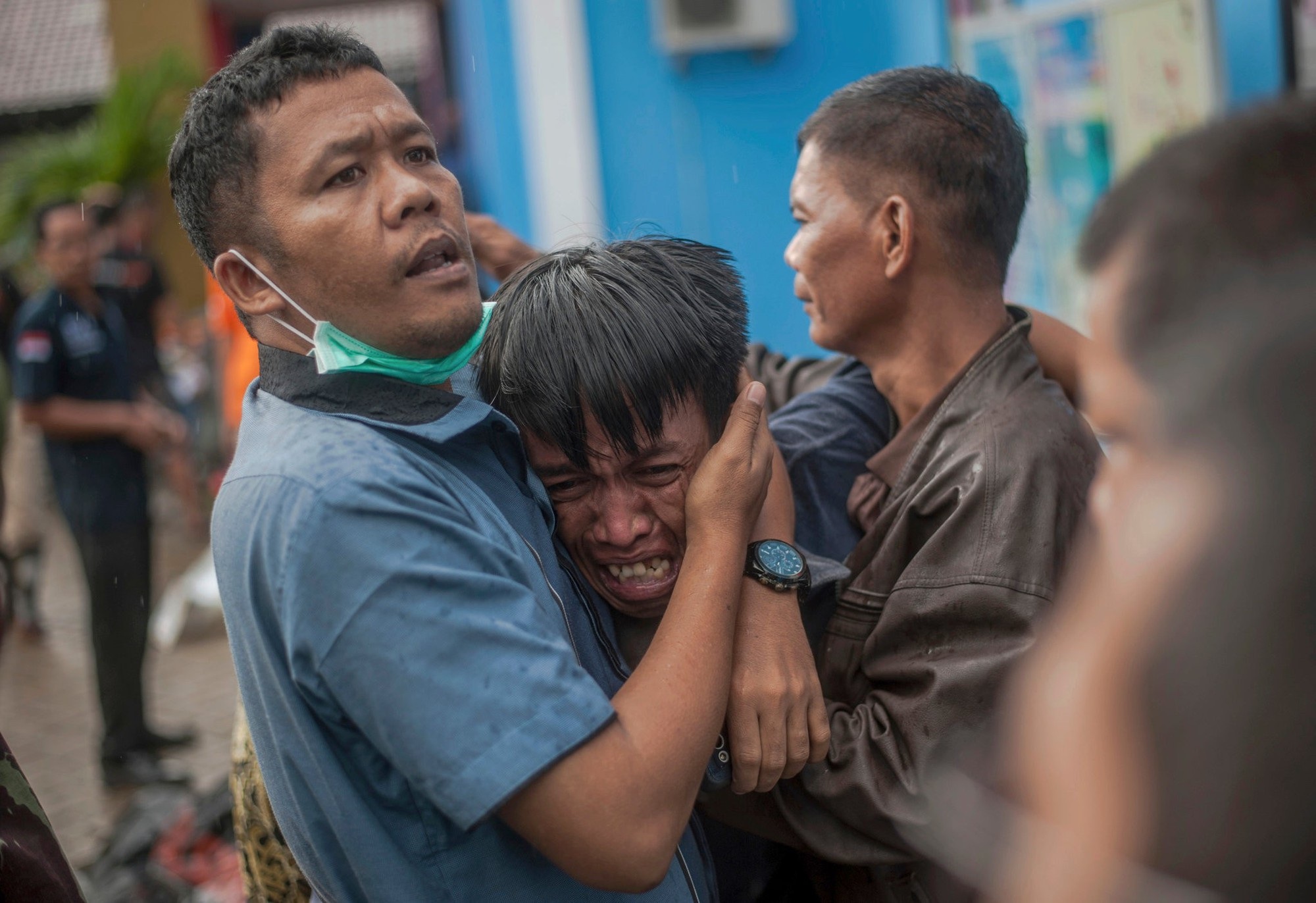 Nỗi đau bao trùm nơi sóng thần càn quét tại Indonesia - Ảnh 3. Nỗi đau bao trùm nơi sóng thần càn quét tại Indonesia - Ảnh 3.