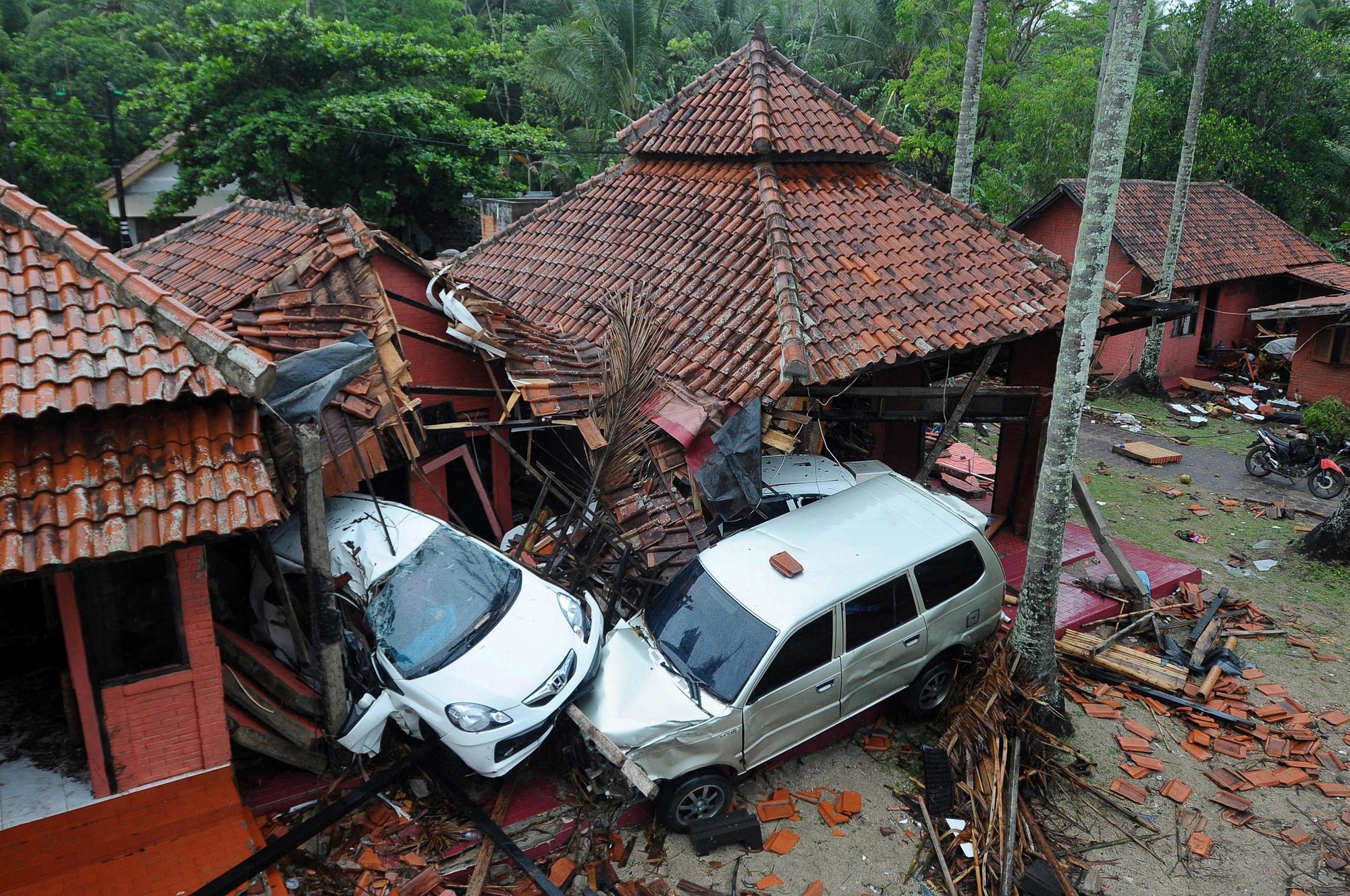 Nỗi đau bao trùm nơi sóng thần càn quét tại Indonesia - Ảnh 2. Nỗi đau bao trùm nơi sóng thần càn quét tại Indonesia - Ảnh 2.
