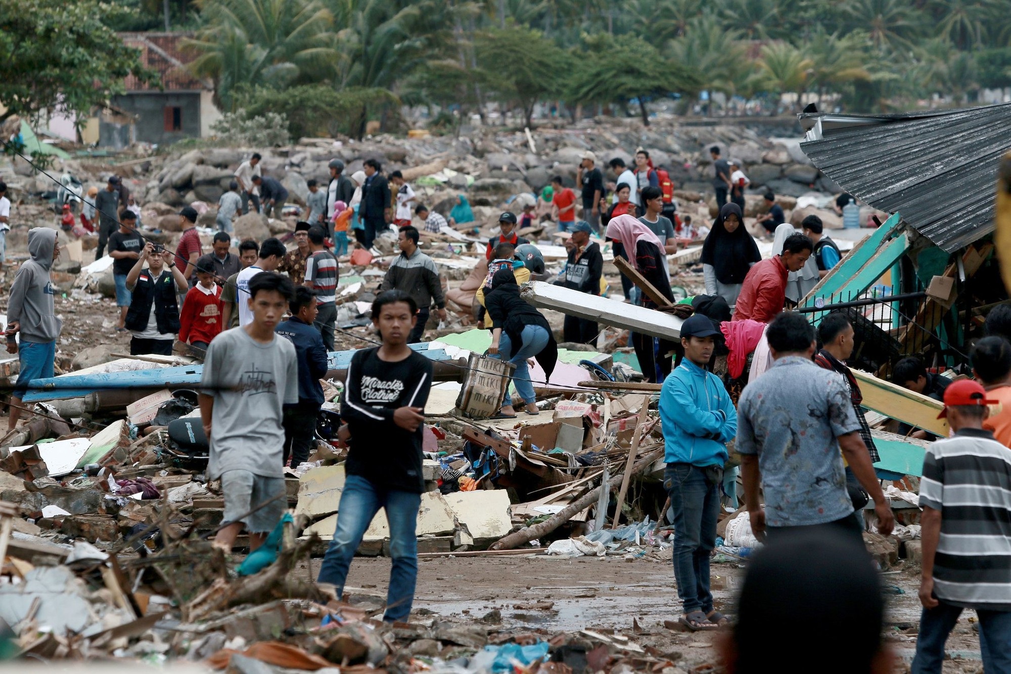 Nỗi đau bao trùm nơi sóng thần càn quét tại Indonesia - Ảnh 5. Nỗi đau bao trùm nơi sóng thần càn quét tại Indonesia - Ảnh 5.