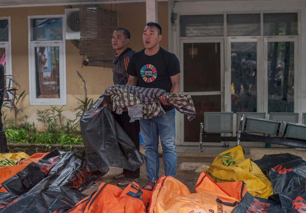 Nỗi đau bao trùm nơi sóng thần càn quét tại Indonesia - Ảnh 6. Nỗi đau bao trùm nơi sóng thần càn quét tại Indonesia - Ảnh 6.