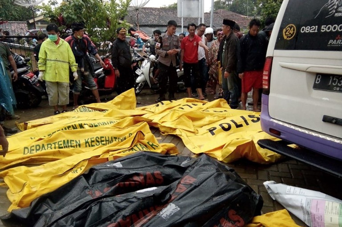Nỗi đau bao trùm nơi sóng thần càn quét tại Indonesia - Ảnh 7. Nỗi đau bao trùm nơi sóng thần càn quét tại Indonesia - Ảnh 7.