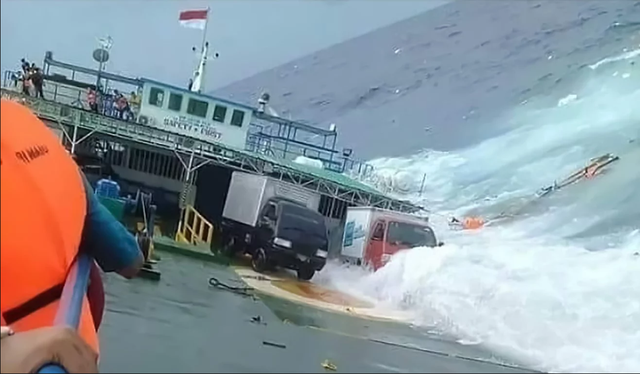 Indonesia “oằn mình” hứng chịu thảm họa liên tiếp trong năm 2018 - Ảnh 2. Indonesia “oằn mình” hứng chịu thảm họa liên tiếp trong năm 2018 - Ảnh 2.