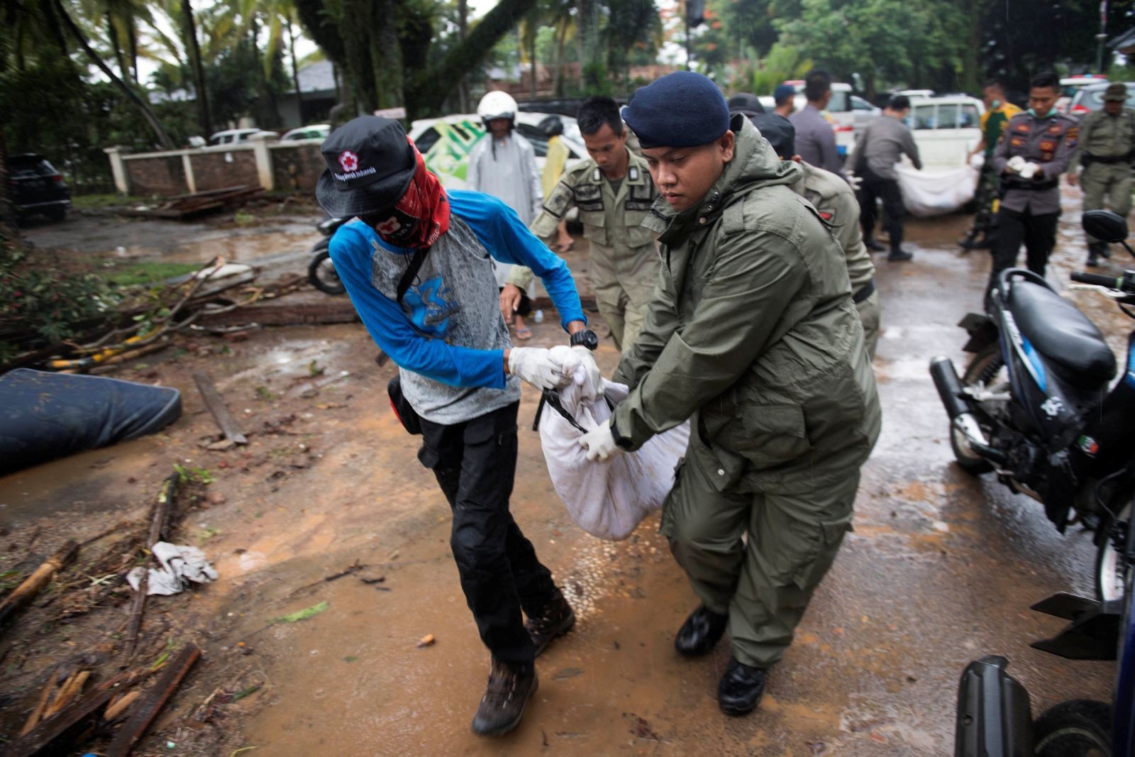 Nỗi đau bao trùm nơi sóng thần càn quét tại Indonesia - Ảnh 8. Nỗi đau bao trùm nơi sóng thần càn quét tại Indonesia - Ảnh 8.