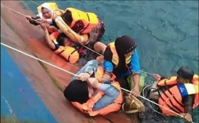 Indonesia “oằn mình” hứng chịu thảm họa liên tiếp trong năm 2018 - Ảnh 3. Indonesia “oằn mình” hứng chịu thảm họa liên tiếp trong năm 2018 - Ảnh 3.
