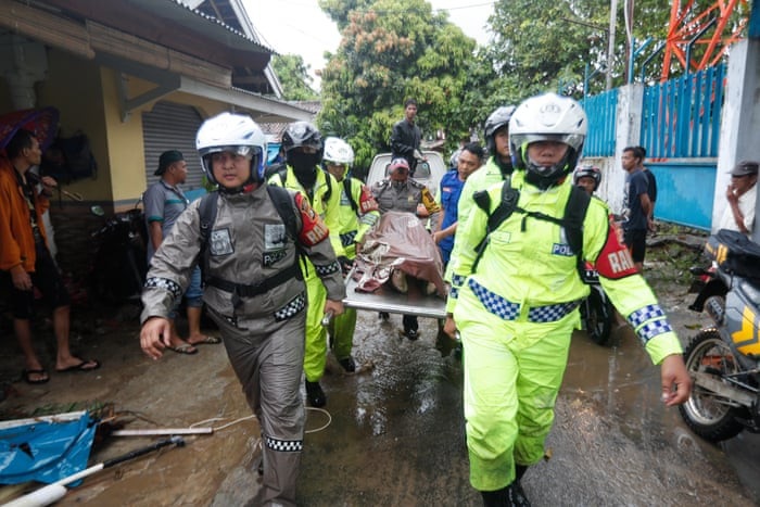 Nỗi đau bao trùm nơi sóng thần càn quét tại Indonesia - Ảnh 12. Nỗi đau bao trùm nơi sóng thần càn quét tại Indonesia - Ảnh 12.