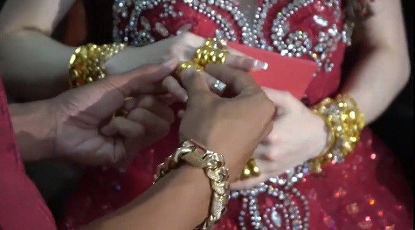 Đám cưới “khủng”: Cô dâu được tặng 10 tỷ đồng, đeo vàng trĩu cổ trong ngày vui - Ảnh 5. Đám cưới “khủng”: Cô dâu được tặng 10 tỷ đồng, đeo vàng trĩu cổ trong ngày vui - Ảnh 5.