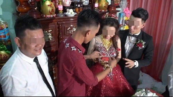 Đám cưới “khủng”: Cô dâu được tặng 10 tỷ đồng, đeo vàng trĩu cổ trong ngày vui - Ảnh 4. Đám cưới “khủng”: Cô dâu được tặng 10 tỷ đồng, đeo vàng trĩu cổ trong ngày vui - Ảnh 4.