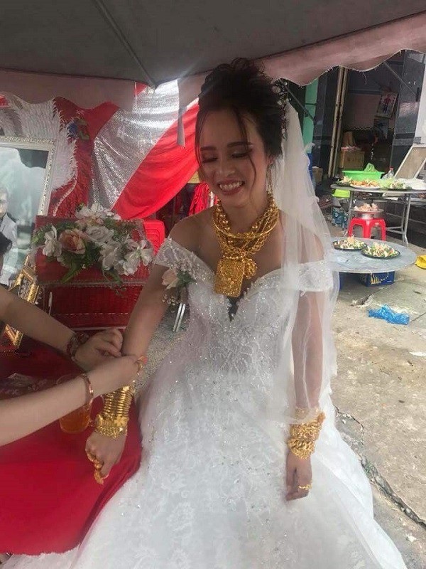 Đám cưới “khủng”: Cô dâu được tặng 10 tỷ đồng, đeo vàng trĩu cổ trong ngày vui - Ảnh 7. Đám cưới “khủng”: Cô dâu được tặng 10 tỷ đồng, đeo vàng trĩu cổ trong ngày vui - Ảnh 7.