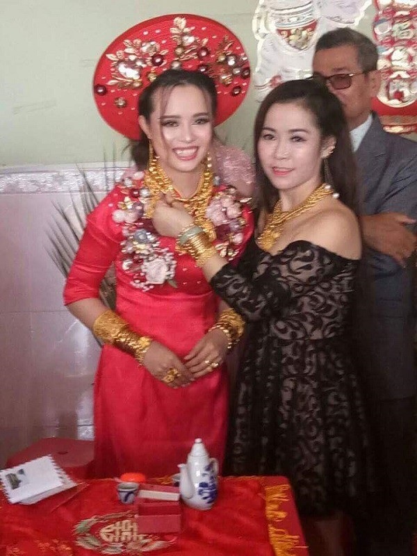 Đám cưới “khủng”: Cô dâu được tặng 10 tỷ đồng, đeo vàng trĩu cổ trong ngày vui - Ảnh 6. Đám cưới “khủng”: Cô dâu được tặng 10 tỷ đồng, đeo vàng trĩu cổ trong ngày vui - Ảnh 6.
