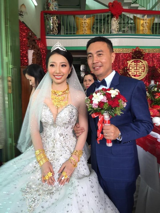 Đám cưới “khủng”: Cô dâu được tặng 10 tỷ đồng, đeo vàng trĩu cổ trong ngày vui - Ảnh 3. Đám cưới “khủng”: Cô dâu được tặng 10 tỷ đồng, đeo vàng trĩu cổ trong ngày vui - Ảnh 3.