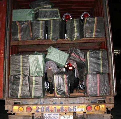Bắt giữ xe container chở 41.000 gói thuốc lá lậu - Ảnh 1. Bắt giữ xe container chở 41.000 gói thuốc lá lậu - Ảnh 1.