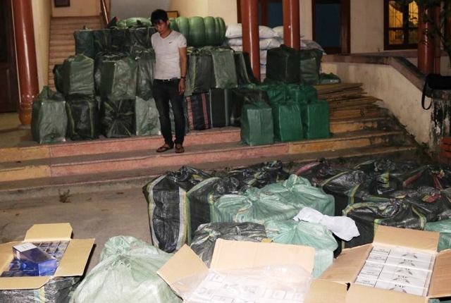 Bắt giữ xe container chở 41.000 gói thuốc lá lậu - Ảnh 2. Bắt giữ xe container chở 41.000 gói thuốc lá lậu - Ảnh 2.