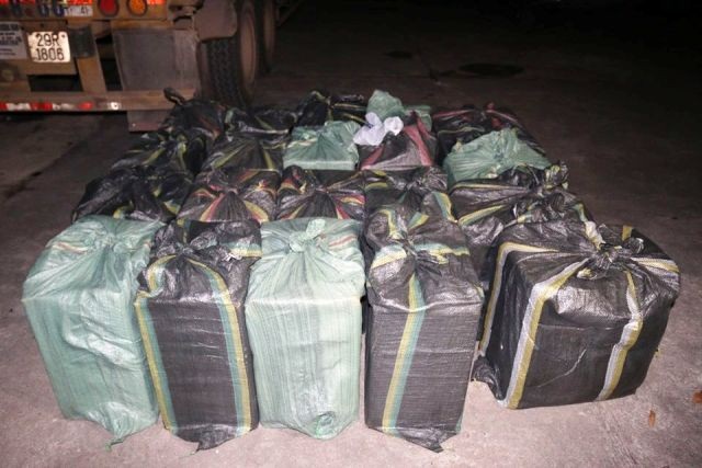 Bắt giữ xe container chở 41.000 gói thuốc lá lậu - Ảnh 3. Bắt giữ xe container chở 41.000 gói thuốc lá lậu - Ảnh 3.