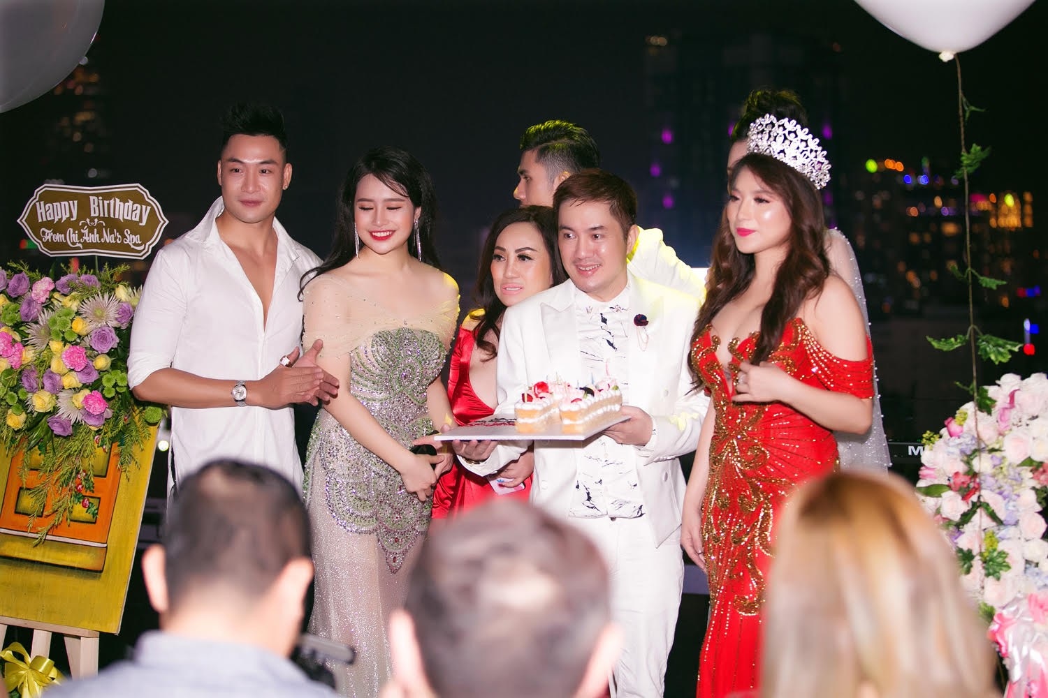 Dàn sao Việt tới chúc mừng sinh nhật “bầu” Hòa - Ảnh 7. Dàn sao Việt tới chúc mừng sinh nhật “bầu” Hòa - Ảnh 7.