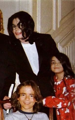 Hình ảnh hiếm hoi của con út Vua nhạc Pop Michael Jackson - Ảnh 5. Hình ảnh hiếm hoi của con út Vua nhạc Pop Michael Jackson - Ảnh 5.