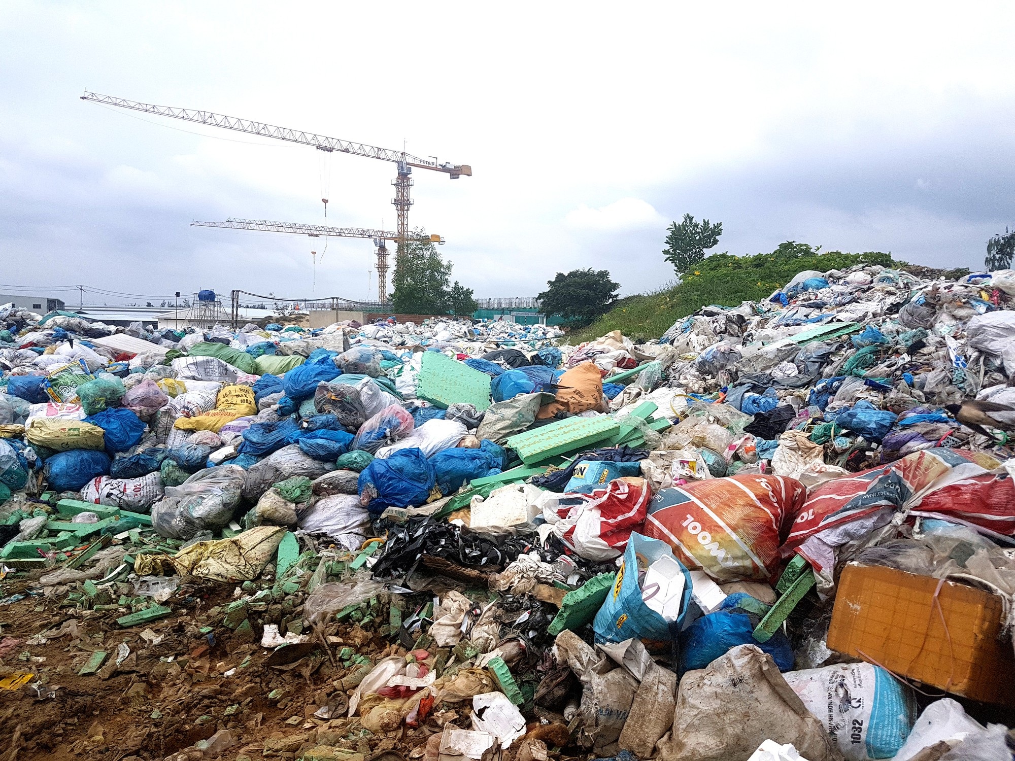 Quảng Nam: Rác thải tồn ứ thành núi vì xã thiếu nợ! - Ảnh 1.