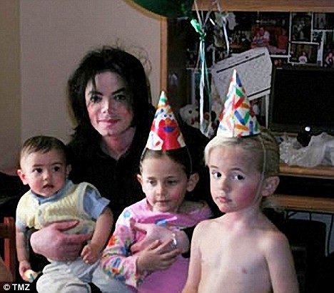 Hình ảnh hiếm hoi của con út Vua nhạc Pop Michael Jackson - Ảnh 6. Hình ảnh hiếm hoi của con út Vua nhạc Pop Michael Jackson - Ảnh 6.