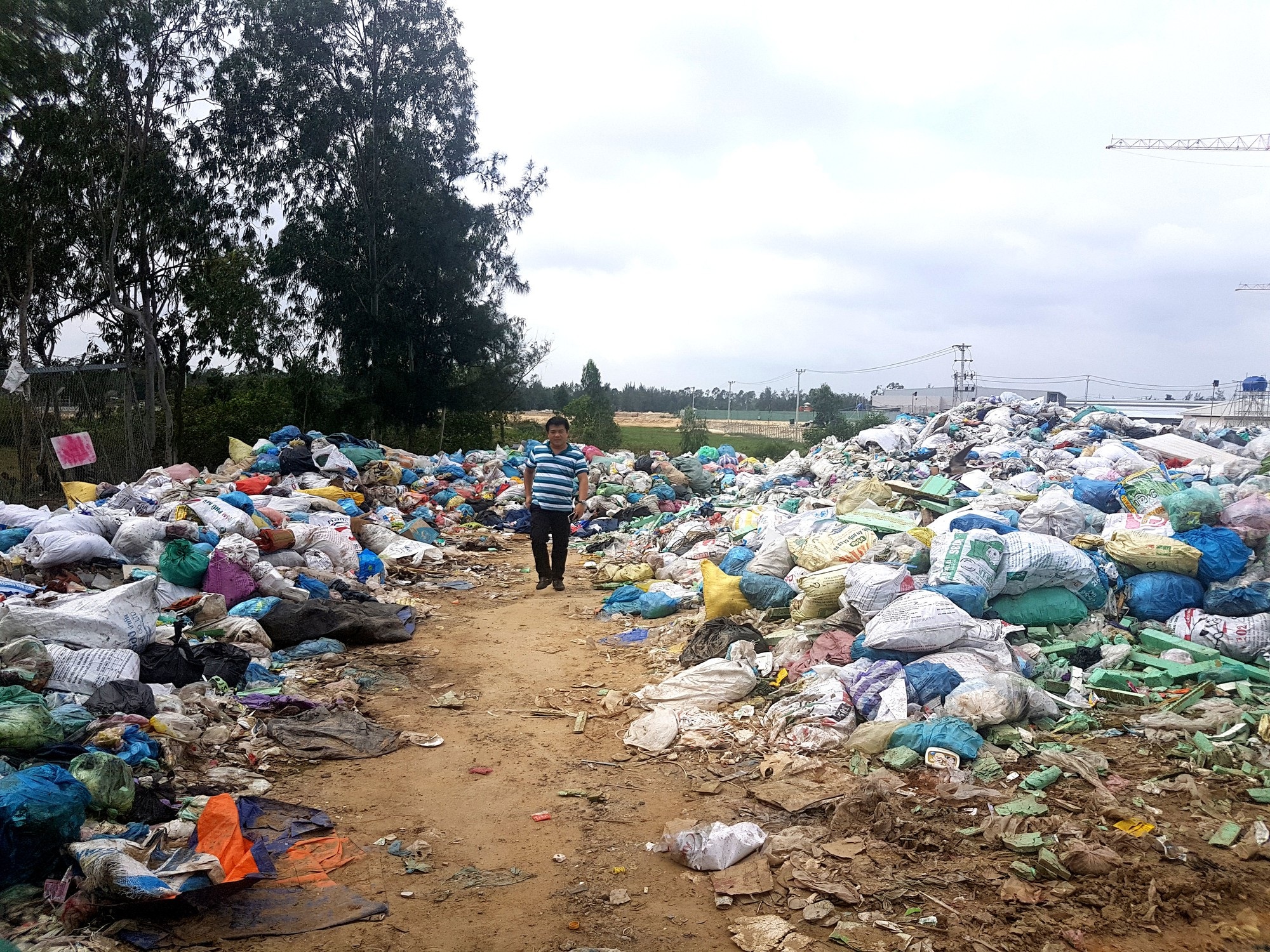 Quảng Nam: Rác thải tồn ứ thành núi vì xã thiếu nợ! - Ảnh 2.