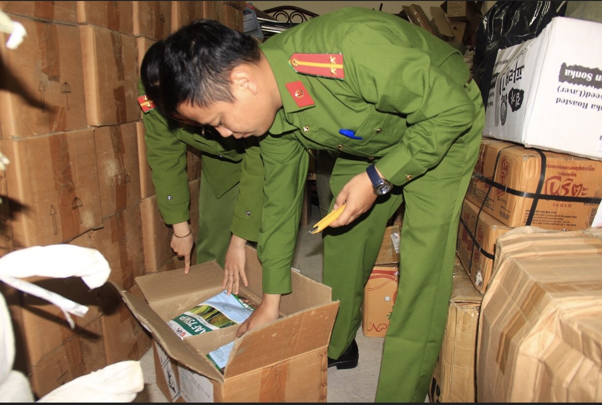 Bắt 4 tấn thuốc bảo vệ thực vật hết hạn chuẩn bị tuồn ra thị trường - Ảnh 2. Bắt 4 tấn thuốc bảo vệ thực vật hết hạn chuẩn bị tuồn ra thị trường - Ảnh 2.