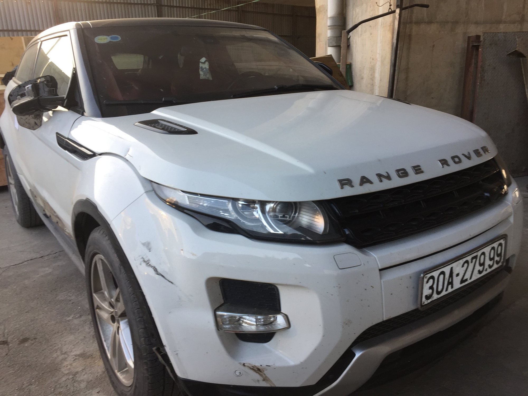 Ai là người thực sự cầm lái chiếc Range Rover tông nữ sinh nguy kịch? - Ảnh 1. Ai là người thực sự cầm lái chiếc Range Rover tông nữ sinh nguy kịch? - Ảnh 1.