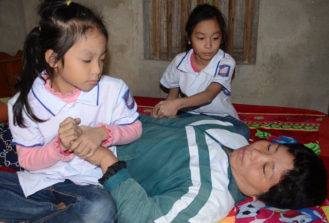 Bố chết, mẹ ung thư, 2 đứa trẻ mịt mờ tương lai - Ảnh 7. Bố chết, mẹ ung thư, 2 đứa trẻ mịt mờ tương lai - Ảnh 7.