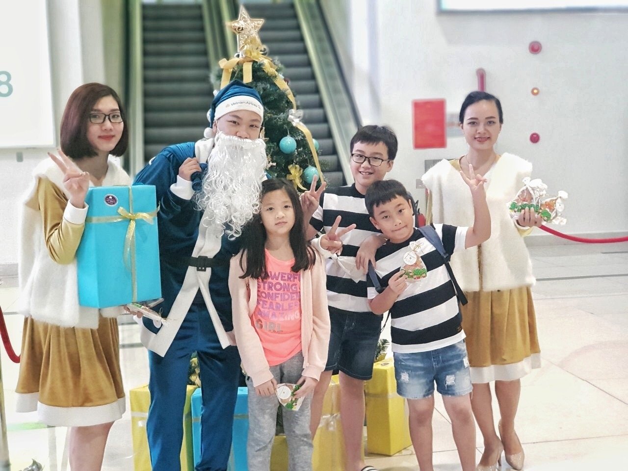 Lạ mắt với hình ảnh ông già, bà già Noel của Vietnam Airlines, Jetstar Pacific - Ảnh 3. Lạ mắt với hình ảnh ông già, bà già Noel của Vietnam Airlines, Jetstar Pacific - Ảnh 3.