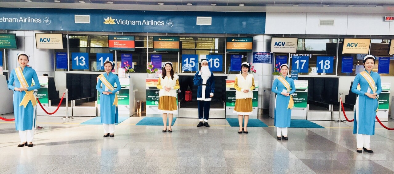 Lạ mắt với hình ảnh ông già, bà già Noel của Vietnam Airlines, Jetstar Pacific - Ảnh 4. Lạ mắt với hình ảnh ông già, bà già Noel của Vietnam Airlines, Jetstar Pacific - Ảnh 4.