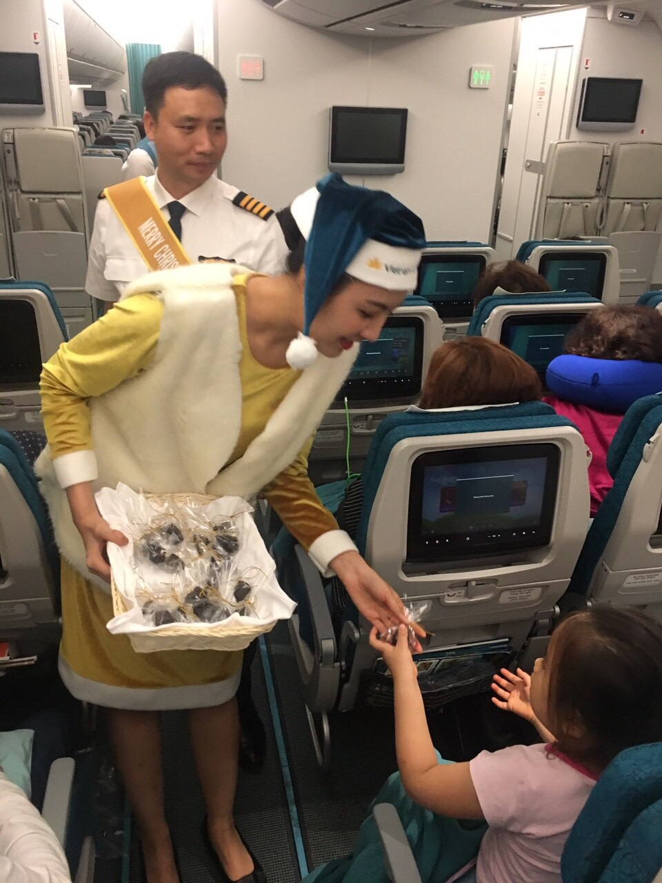 Lạ mắt với hình ảnh ông già, bà già Noel của Vietnam Airlines, Jetstar Pacific - Ảnh 6. Lạ mắt với hình ảnh ông già, bà già Noel của Vietnam Airlines, Jetstar Pacific - Ảnh 6.