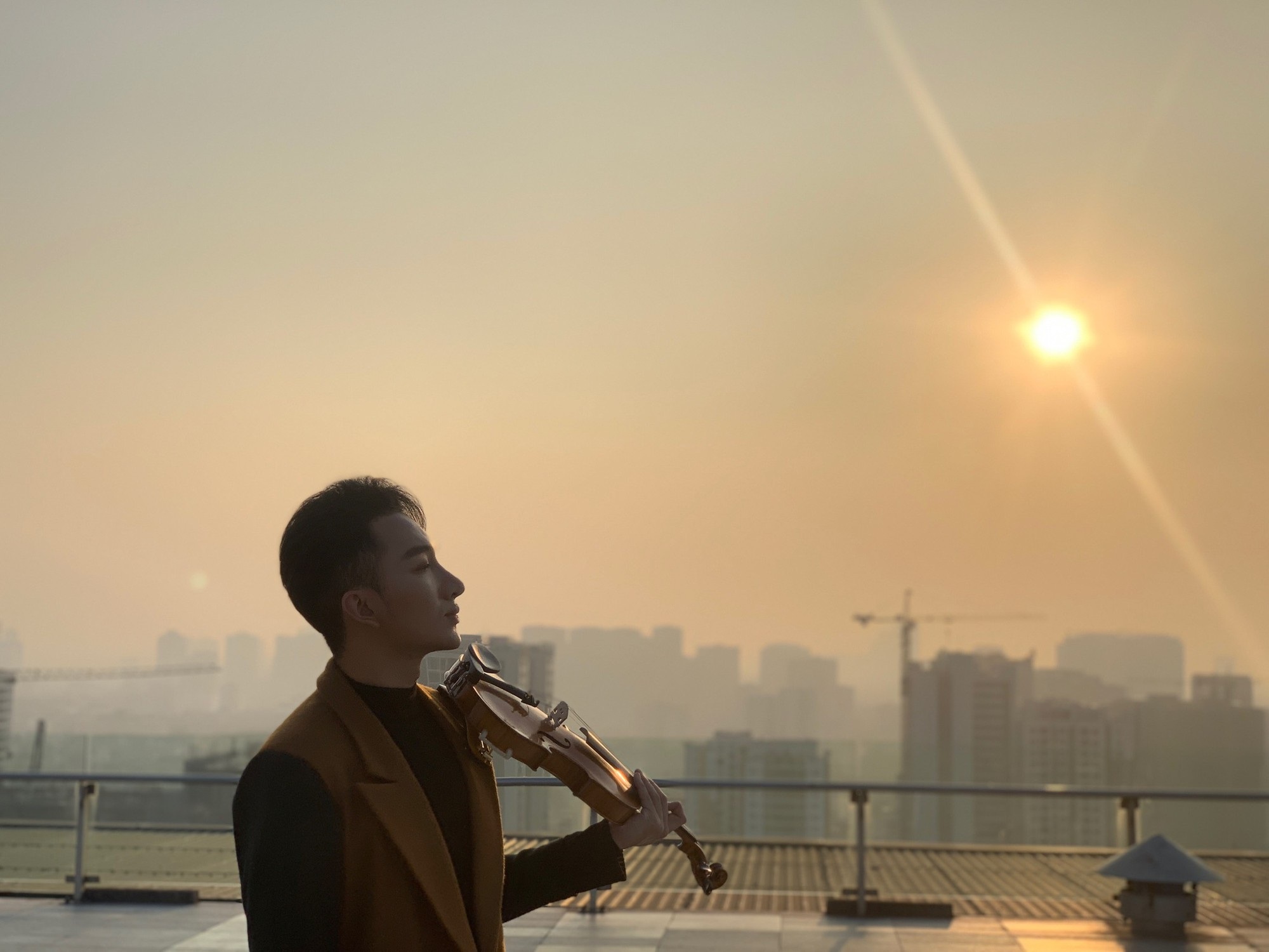 Hoàng Rob gửi tặng khán giả món quà Giáng sinh bằng bản mash-up sôi nổi - Ảnh 3.