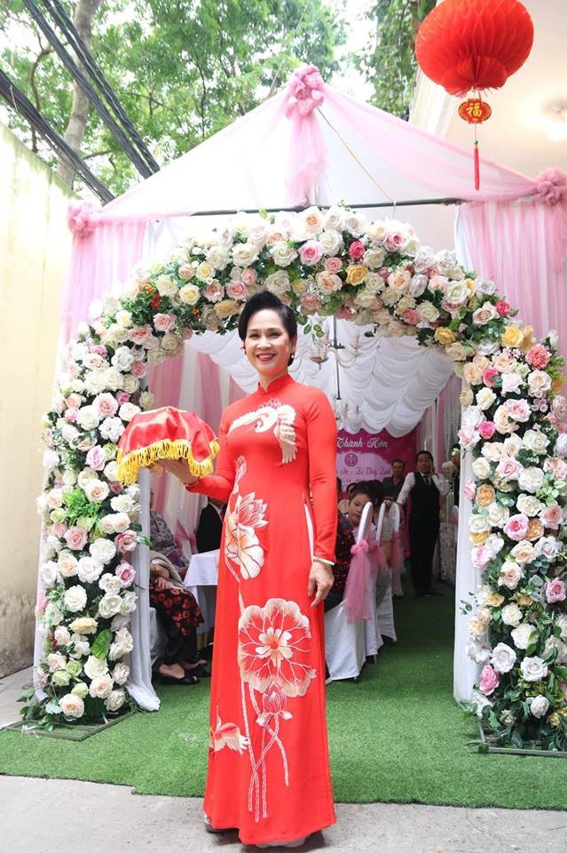 Hoa hậu Ngọc Hân làm MC “bất đắc dĩ” cho đám cưới con trai NSND Lan Hương - Ảnh 8. Hoa hậu Ngọc Hân làm MC “bất đắc dĩ” cho đám cưới con trai NSND Lan Hương - Ảnh 8.