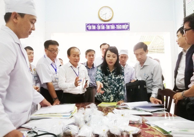 Bộ trưởng Y tế: “Bố trí giường bệnh làm sao cho bệnh nhân điều trị được thoải mái” - Ảnh 2. Bộ trưởng Y tế: “Bố trí giường bệnh làm sao cho bệnh nhân điều trị được thoải mái” - Ảnh 2.