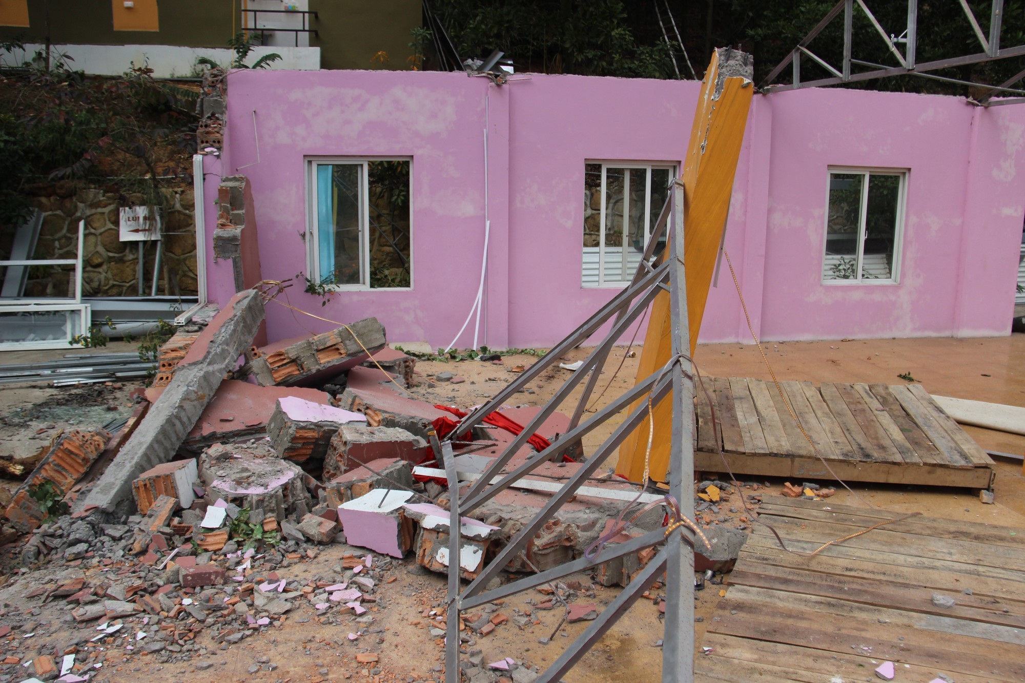 Đã tháo dỡ phần lớn các công trình tại khu du lịch chui trên đất rừng - Ảnh 3.