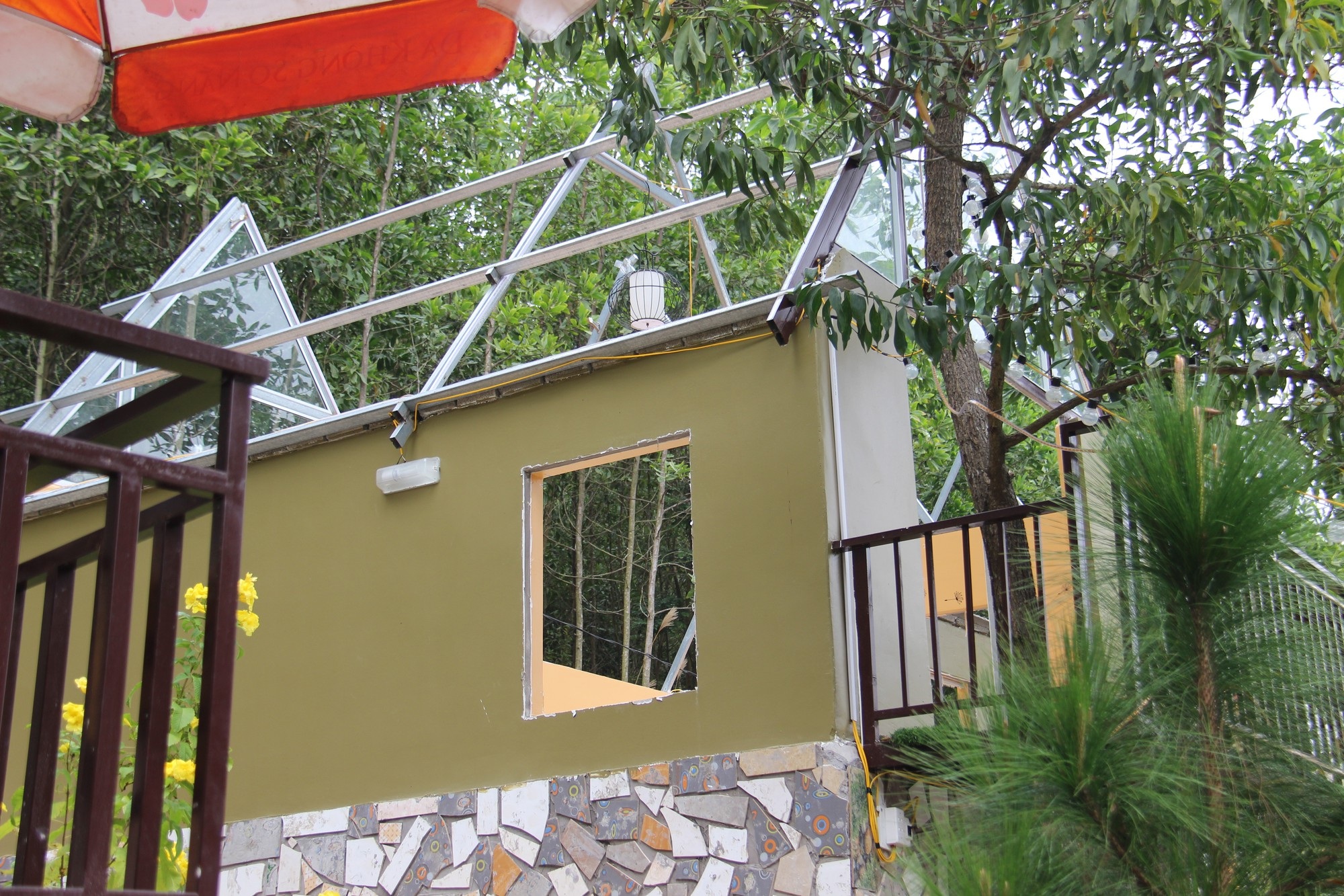 Đã tháo dỡ phần lớn các công trình tại khu du lịch chui trên đất rừng - Ảnh 2.