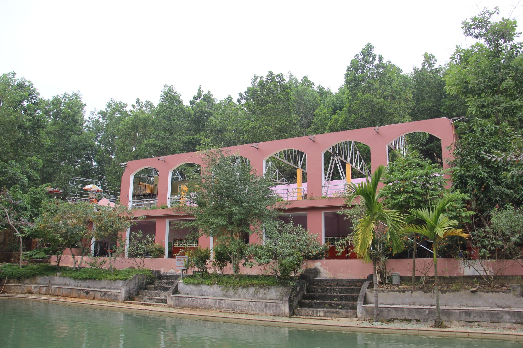 Đã tháo dỡ phần lớn các công trình tại khu du lịch chui trên đất rừng - Ảnh 1.