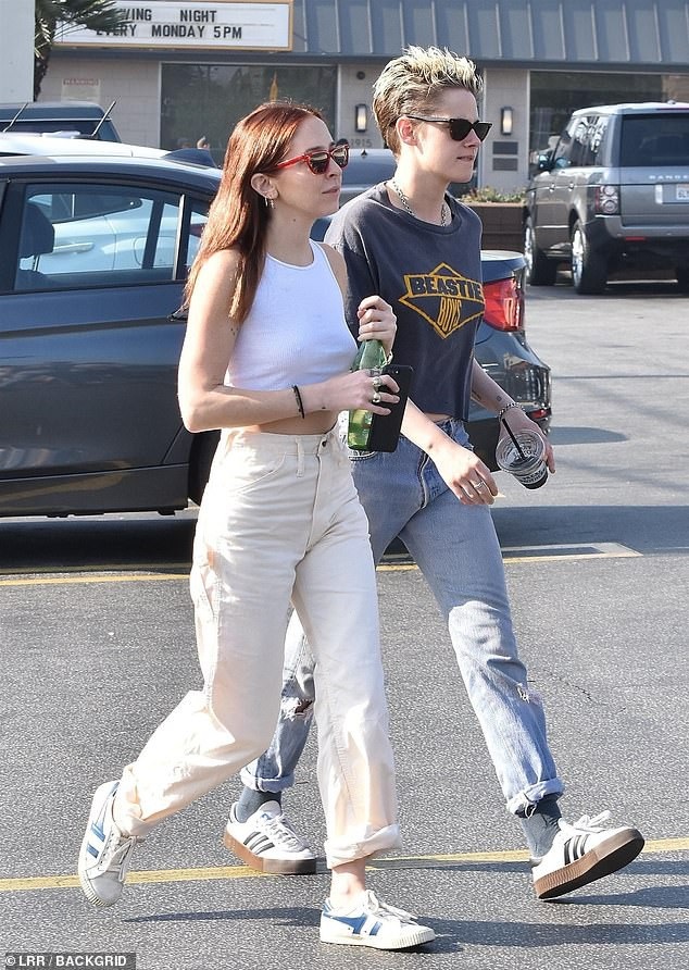 Kristen Stewart quấn quýt bạn gái mới không rời - Ảnh 8. Kristen Stewart quấn quýt bạn gái mới không rời - Ảnh 8.