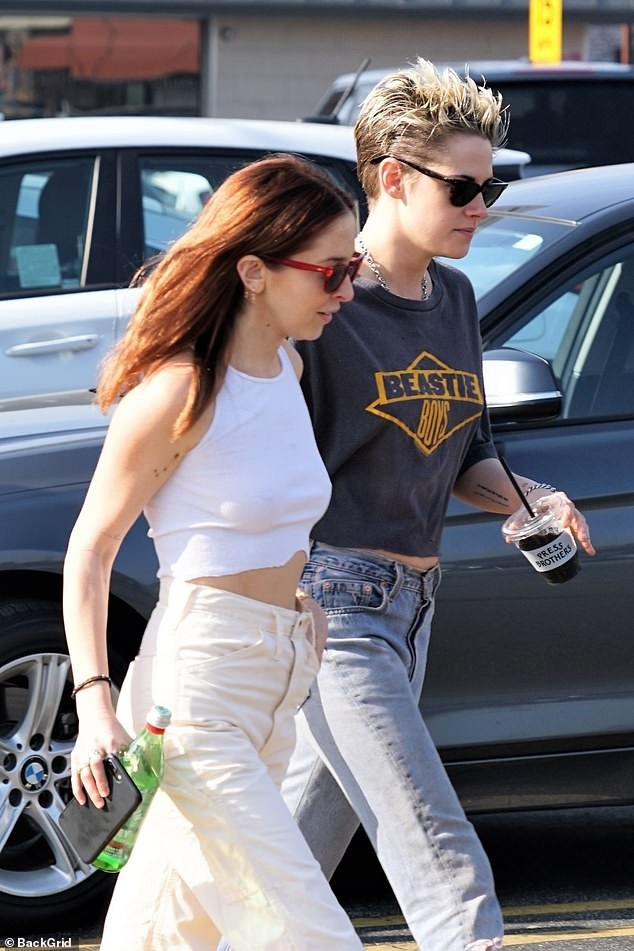 Kristen Stewart quấn quýt bạn gái mới không rời - Ảnh 9. Kristen Stewart quấn quýt bạn gái mới không rời - Ảnh 9.