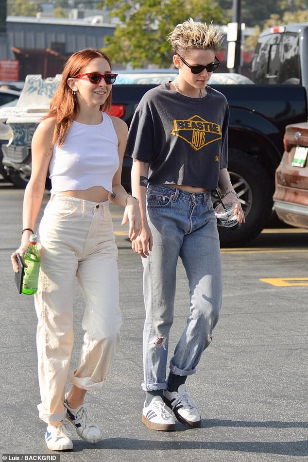 Kristen Stewart quấn quýt bạn gái mới không rời - Ảnh 10. Kristen Stewart quấn quýt bạn gái mới không rời - Ảnh 10.