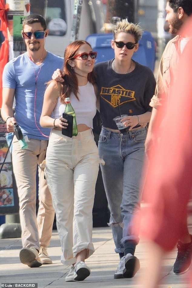 Kristen Stewart quấn quýt bạn gái mới không rời - Ảnh 11. Kristen Stewart quấn quýt bạn gái mới không rời - Ảnh 11.