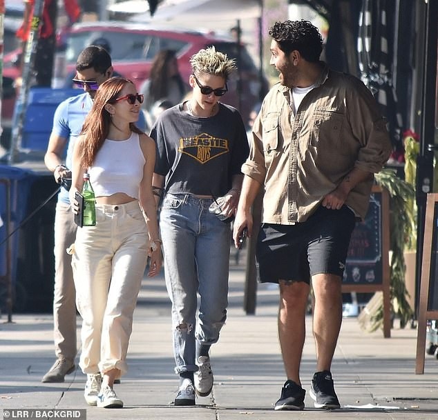 Kristen Stewart quấn quýt bạn gái mới không rời - Ảnh 12. Kristen Stewart quấn quýt bạn gái mới không rời - Ảnh 12.