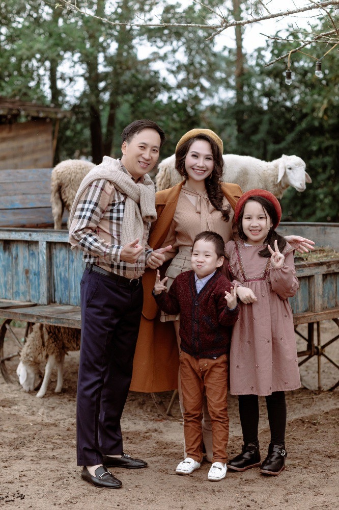 MC Mỹ Lan VTV hiếm hoi khoe chồng và hai con sau 10 năm kết hôn - Ảnh 3. MC Mỹ Lan VTV hiếm hoi khoe chồng và hai con sau 10 năm kết hôn - Ảnh 3.