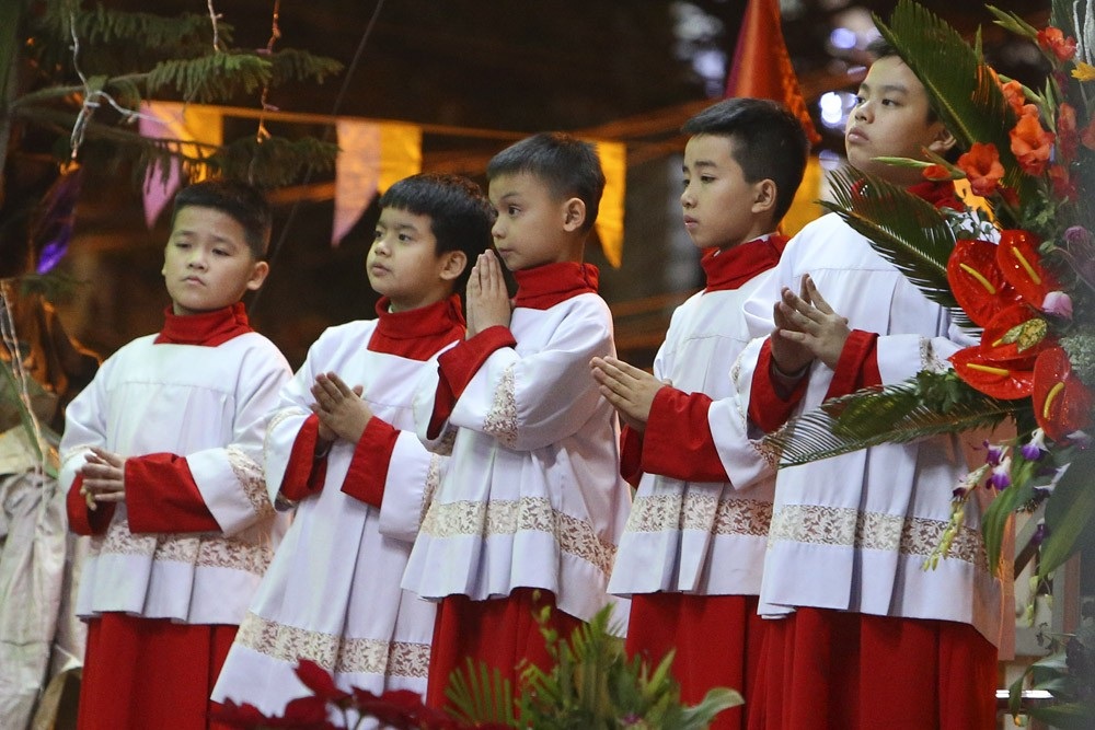 Đêm Giáng sinh lung linh ở ngôi thánh đường trăm tuổi - Ảnh 12.