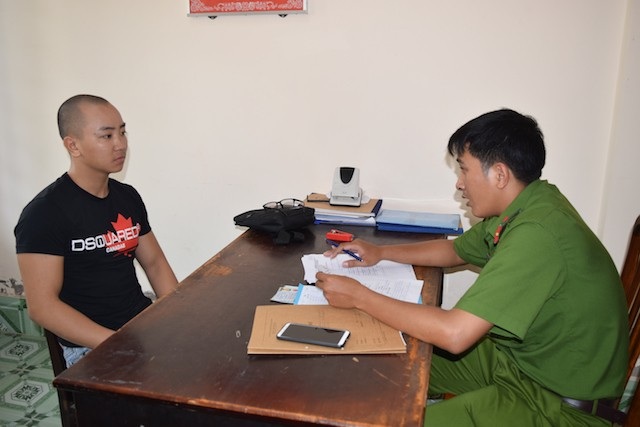 Hai đối tượng dùng sơn và mắm tôm, rải vàng mã đi đòi nợ - Ảnh 2. Hai đối tượng dùng sơn và mắm tôm, rải vàng mã đi đòi nợ - Ảnh 2.